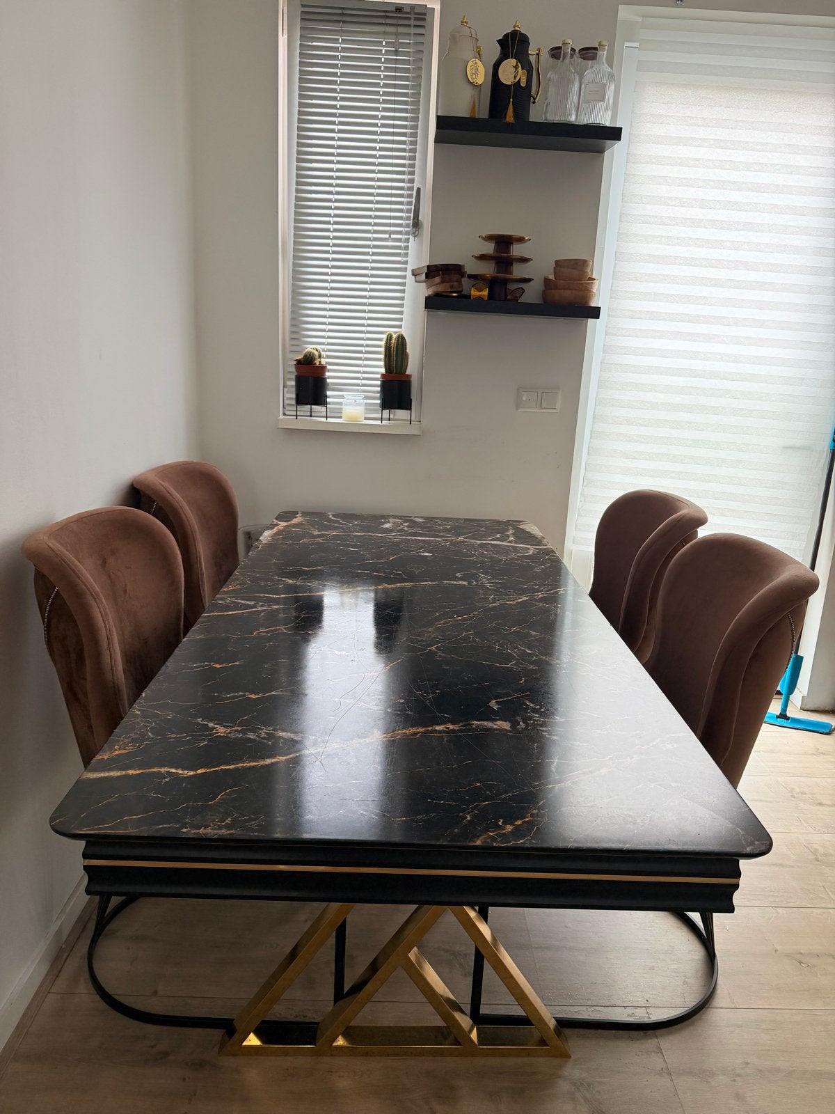 Moderne eettafel met marmerlook en gouden onderstel, Zo goed als nieuw, Vier personen, Rechthoekig, 50 tot 100 cm