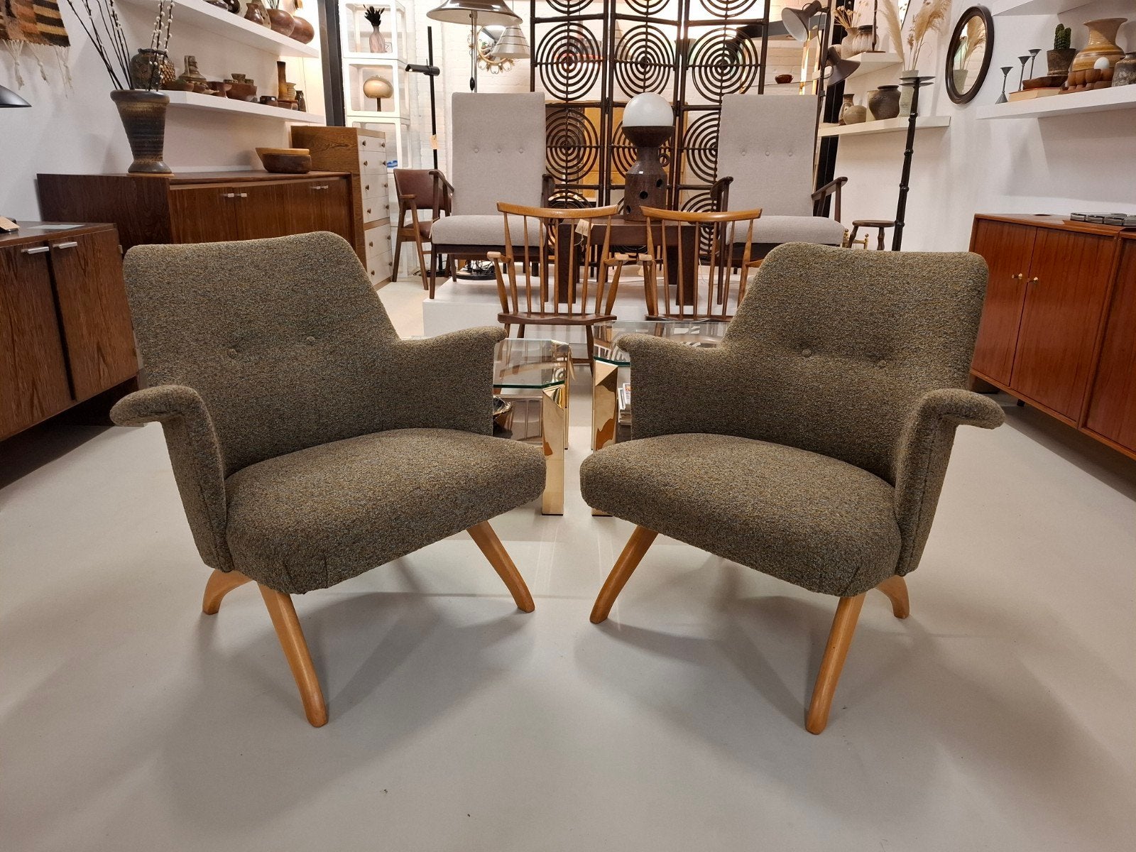 Vintage nieuw gestoffeerde fauteuils century design stoel, Huis en Inrichting, Hout, .., Vintage mid century design jaren 60 70