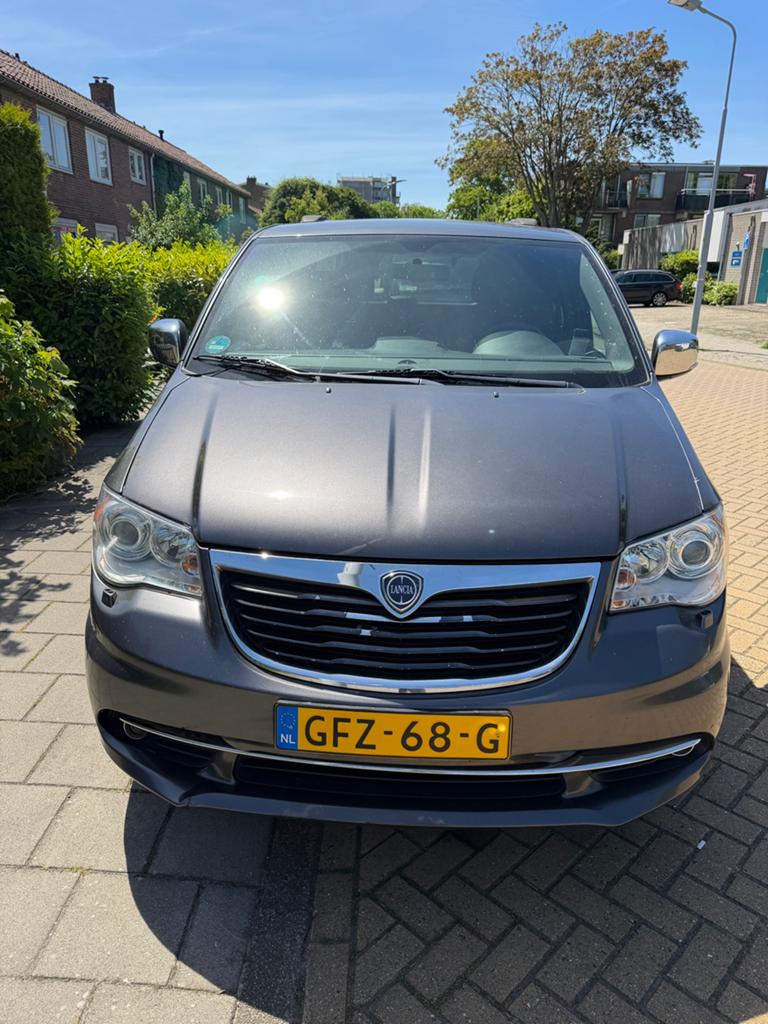 VERKOCHT Lancia Voyager 2.8 Multijet 2014 Zwart, Auto's, 450 kg, 4 cilinders, 7 stoelen, Zwart