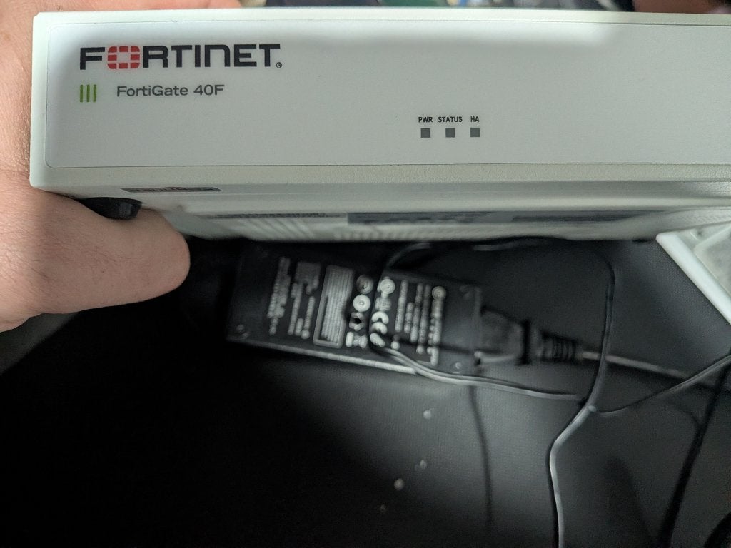 Fortinet FortiGate 40F firewall router FG-40F met voeding, Ophalen of Verzenden, Gebruikt, Router, Fortinet
