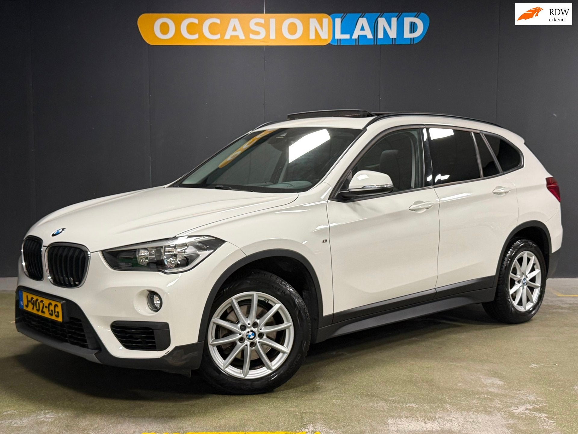 BMW X1 SDrive18i Executive|PANO|TREKHAAK|CRUISE|STOELV|CARPL, Auto's, X1, Stof, Gebruikt, Automatische klimaatregeling