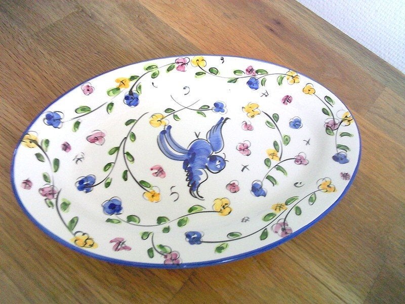 Mooie schaal met bloemetjes vogel made in Algarve Portugal, Ophalen of Verzenden, Overige stijlen, Aardewerk, Schaal of Schalen