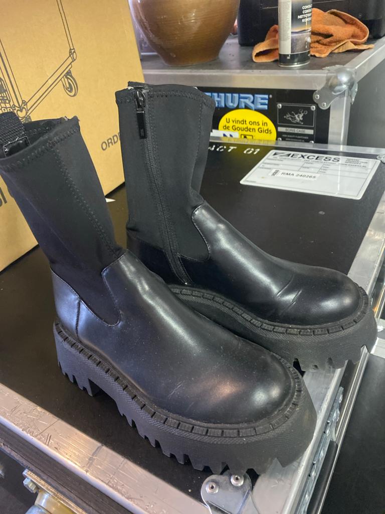 Zara zwarte laarsjes maat 37 - Stoere kistjes, Kleding | Dames, Schoenen, Ophalen of Verzenden, Zo goed als nieuw, Zwart, Lage of Enkellaarzen