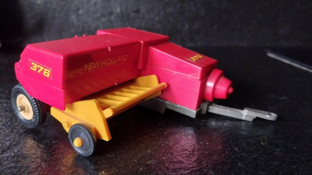 New Holland balenpers 376 Britains 1978, Hobby en Vrije tijd, Modelauto's | 1:32, Ophalen of Verzenden, Tractor of Landbouw, Britains