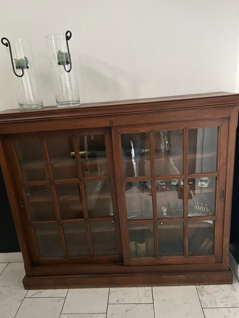 Oude vitrinekast met schuifdeuren, Ophalen, Gebruikt, 25 tot 50 cm