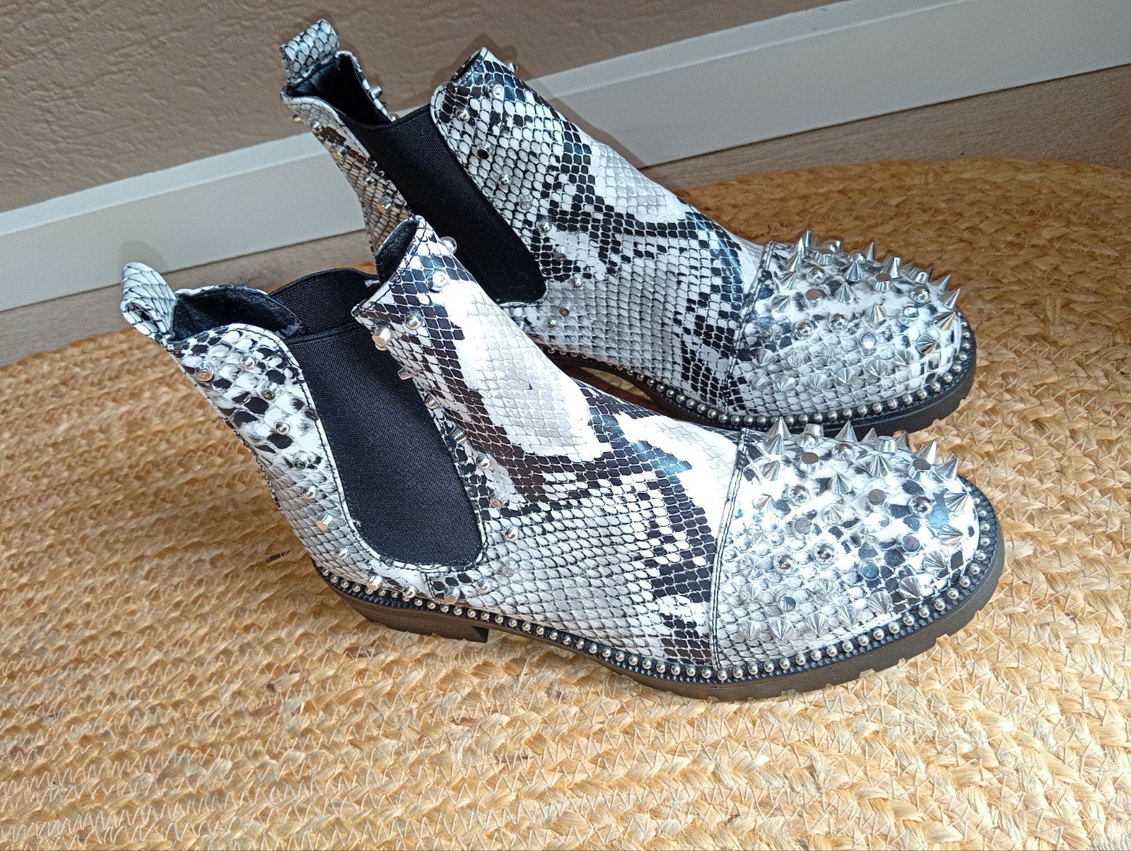 Stoere enkellaarsjes met slangenprint en studs, Overige kleuren, Lage of Enkellaarzen, Nieuw, Ophalen of Verzenden