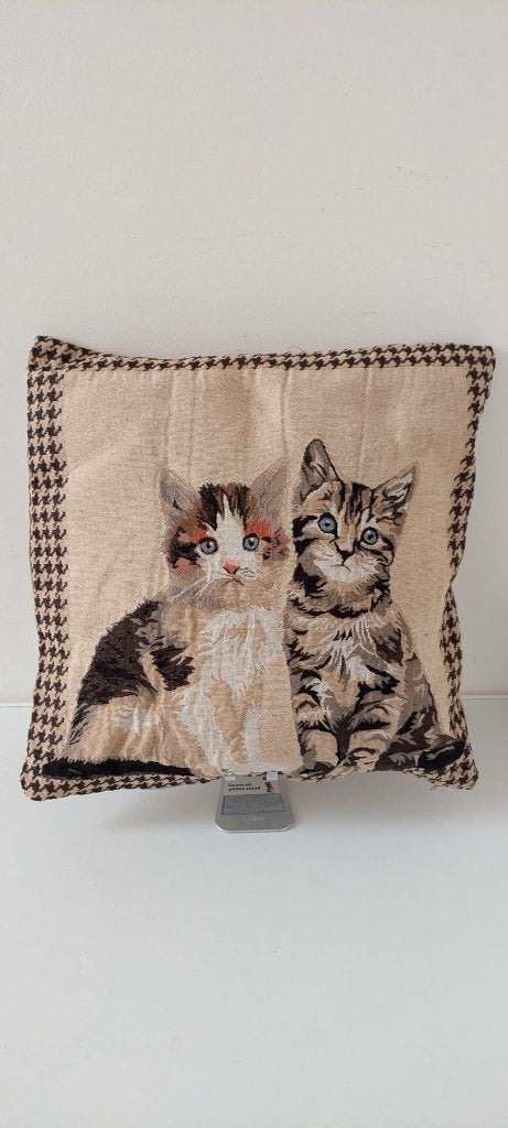 Vintage gobelin kussen kittens met blauwe ogen • 40x40, Huis en Inrichting, Eu, Inclusief binnenkussen, Beige, Vierkant