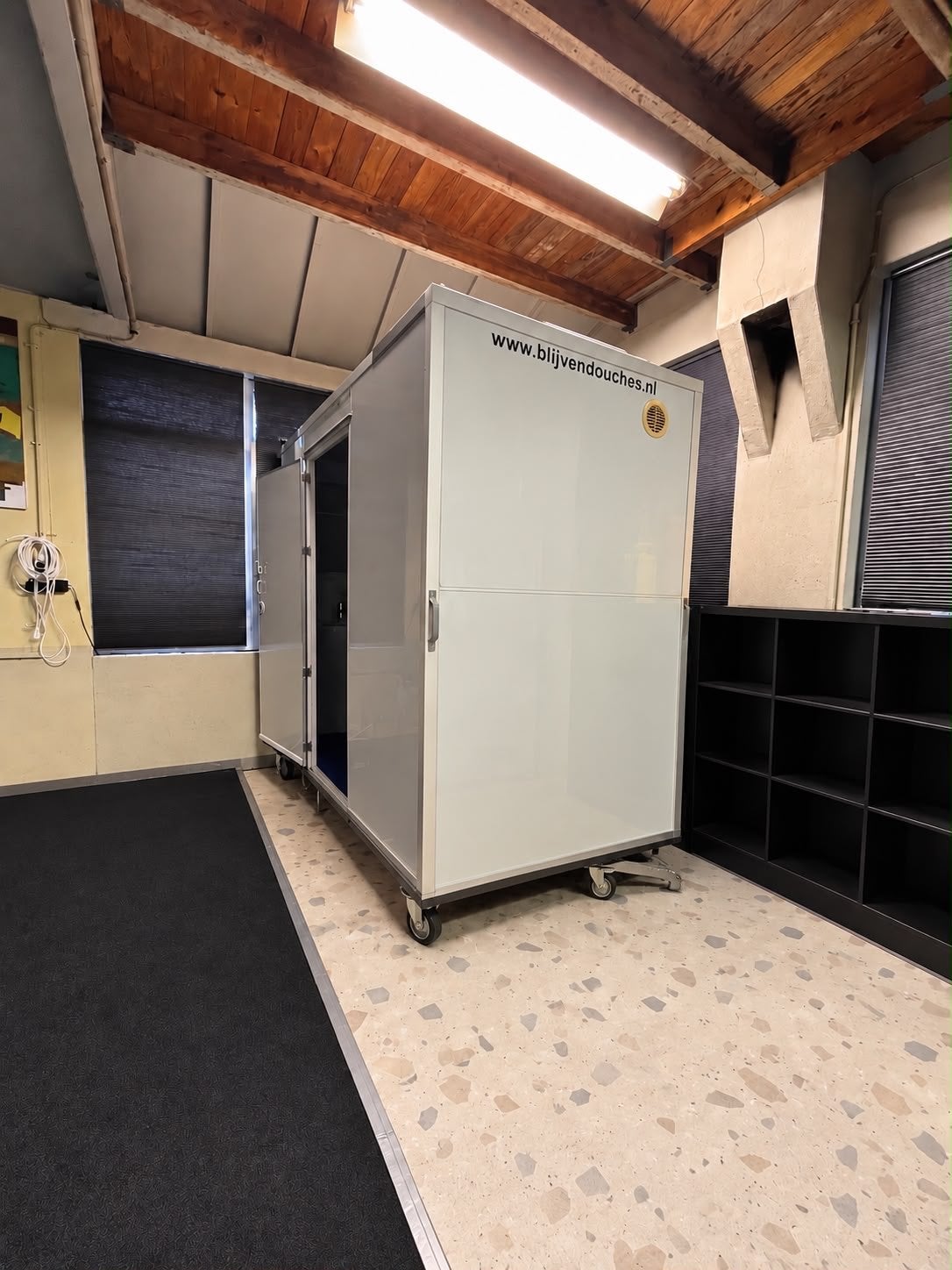 Mobiele douche- en toiletunit met  technische ruimte, Ophalen of Verzenden, Gebruikt, Douche
