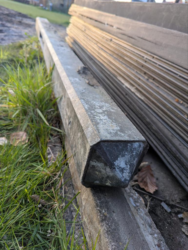 Betonnen paal voor schutting - 185cm lang, Ophalen, Overige materialen, 1 tot 2 meter, Minder dan 3 meter