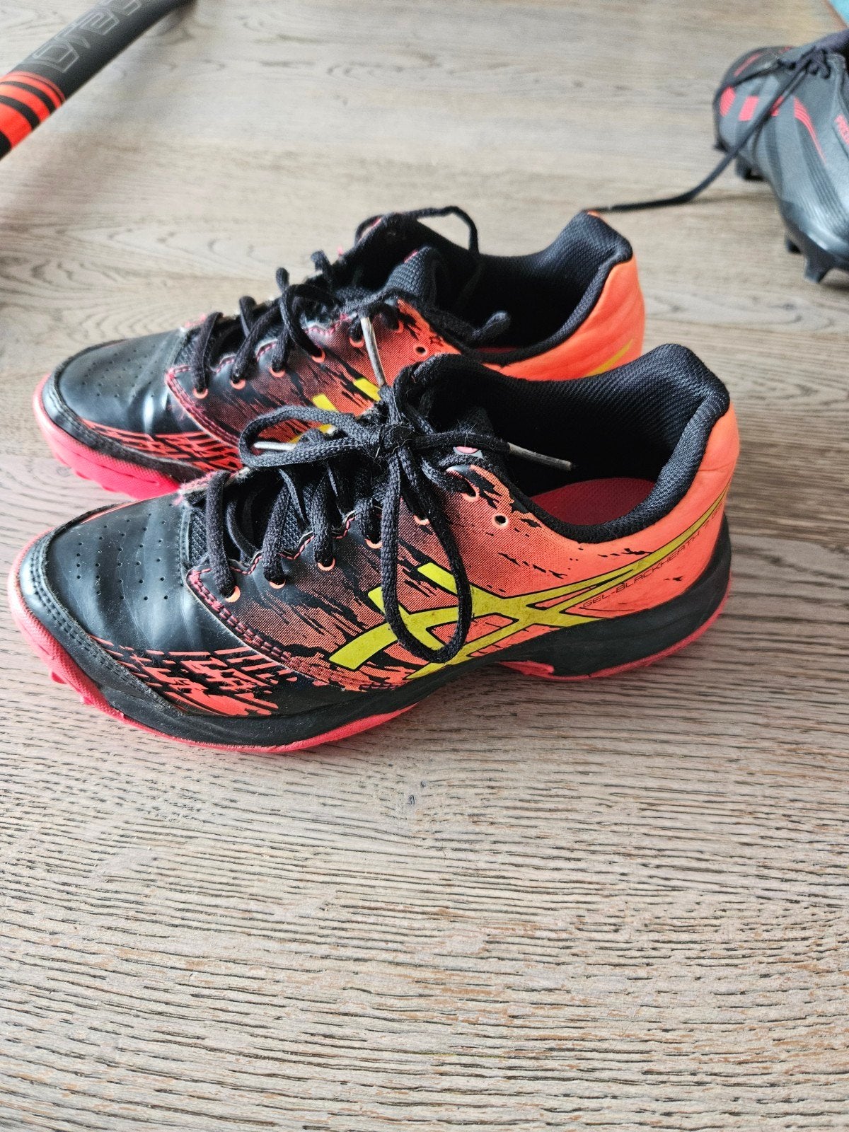 ASICS hockeyschoenen en Brabo hockeystick (indoor), Ophalen of Verzenden, Gebruikt, Schoenen