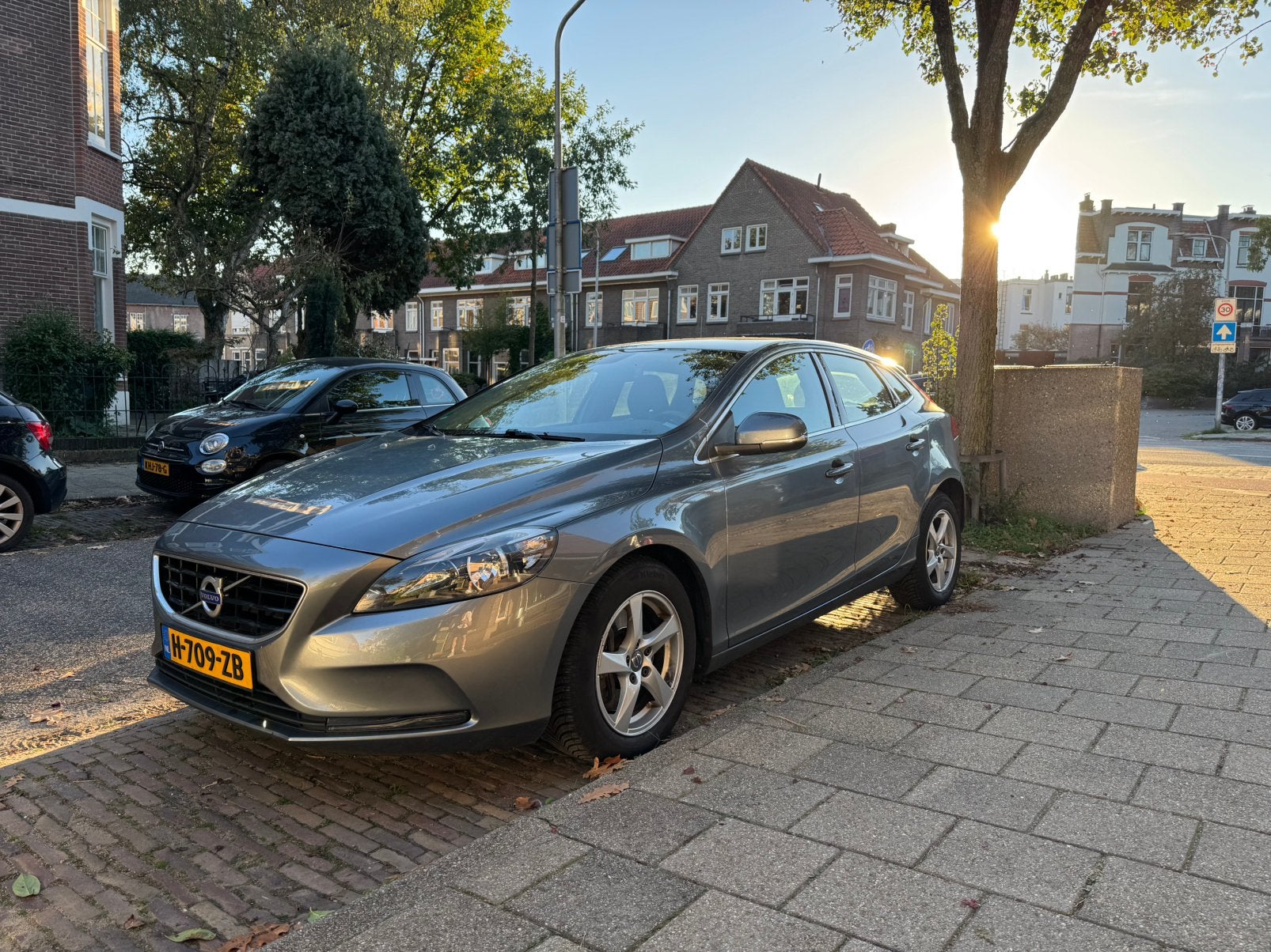 Volvo V40 D2 2.0 Momentum 2015 Automaat EURO6, Auto's, Stof, Zwart, 4 cilinders, 1353 kg