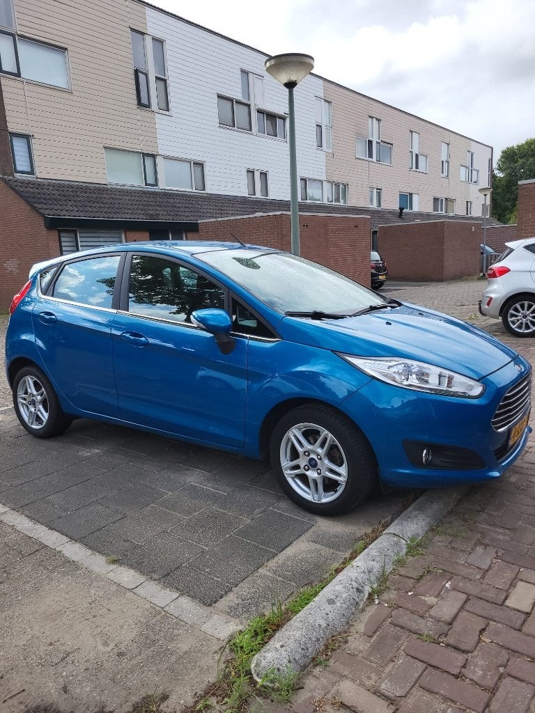 Ford Fiësta Eco Boost Titanium 1.0 74KW/100PK 5D 2013 Blauw, Auto's, Voorwielaandrijving, Euro 5, Stof, 40 €/maand