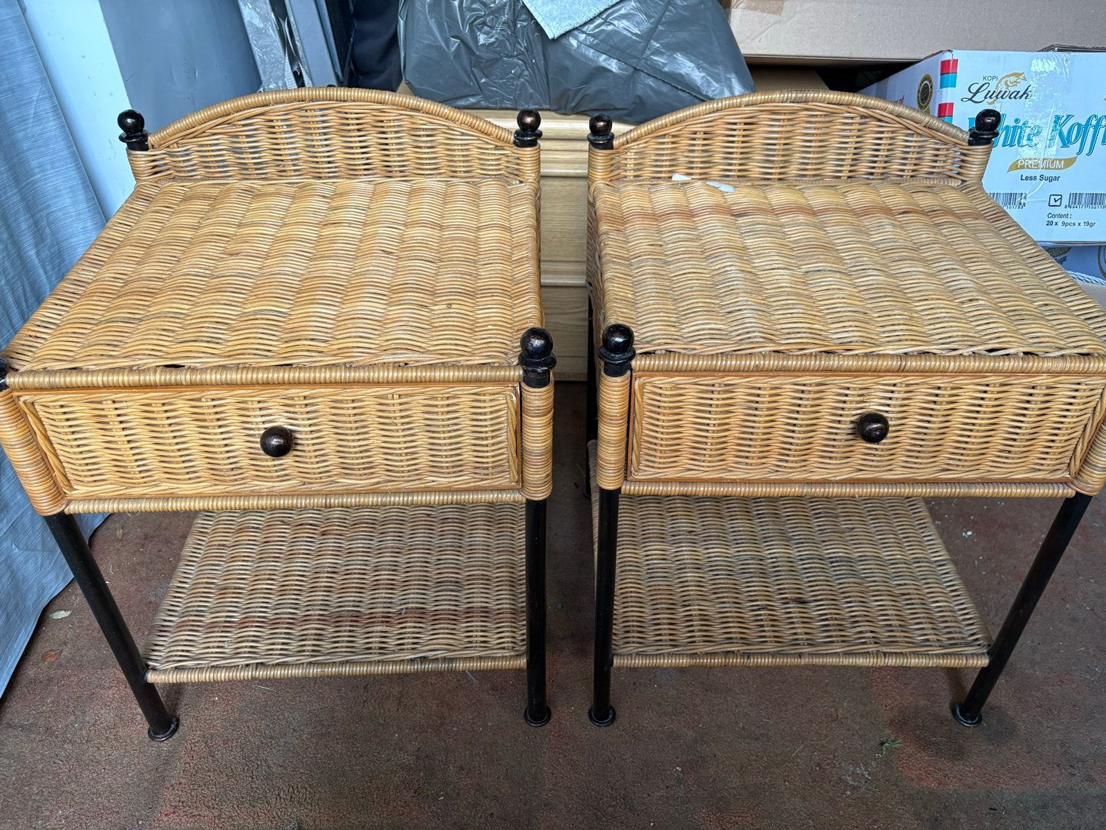 Set van 2 rotan nachtkastjes met lade en plank, Ophalen, Overige materialen, Gebruikt, 55 tot 70 cm