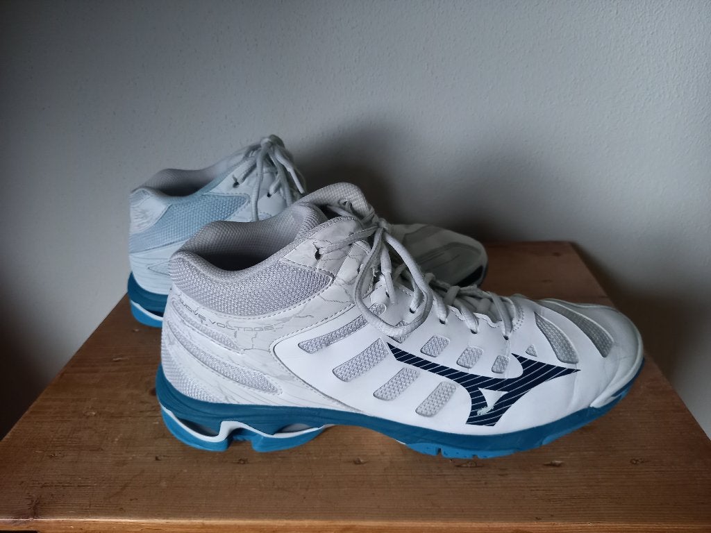 Mizuno zaalschoenen korfbal maat 43, Sport en Fitness, Ophalen of Verzenden, Gebruikt, Schoenen
