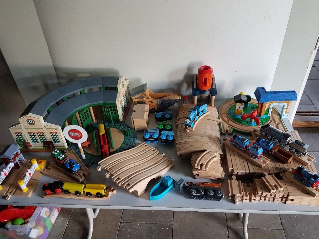 thomas de trein met remise, 9x trein en diverse wagons, Ophalen of Verzenden, Zo goed als nieuw