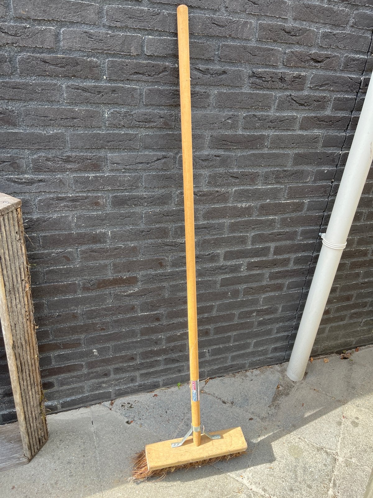 Bezem - Ideaal voor tuin en terras, Tuin en Terras, Hand-tuingereedschap, Gebruikt, Bezem, Ophalen