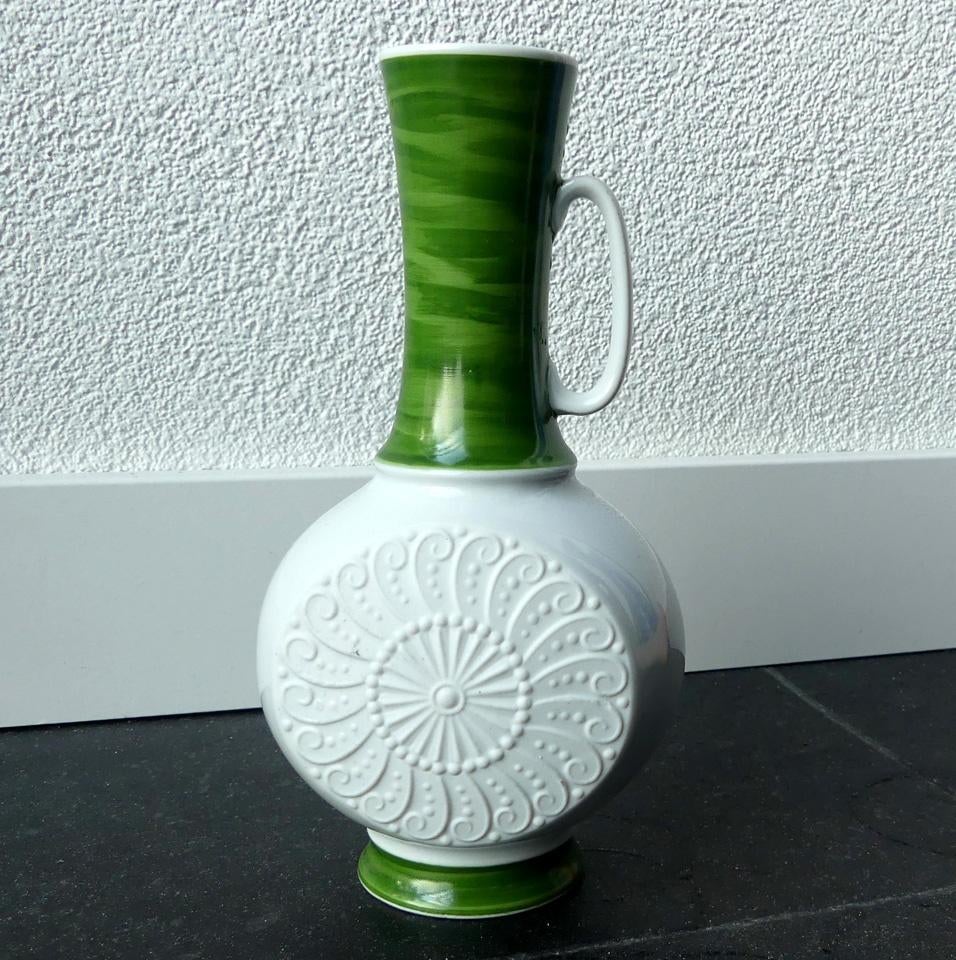 Royal KPM vintage vaasje porselein wit groen reliëfdecor, Ophalen of Verzenden, Zo goed als nieuw, Groen