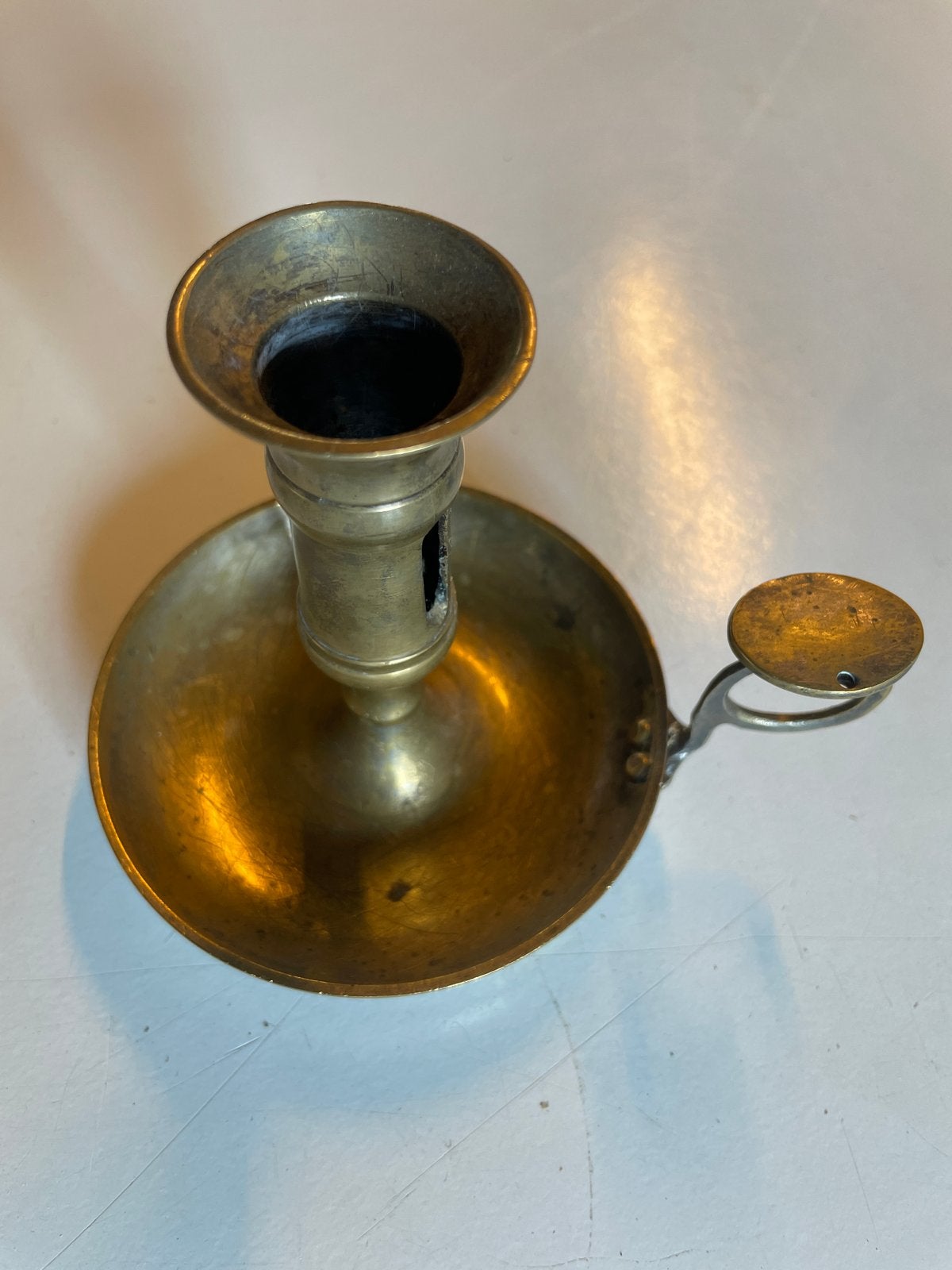 Antieke koperen kandelaar met vingerring, Antiek en Kunst, Ophalen, Koper of Brons
