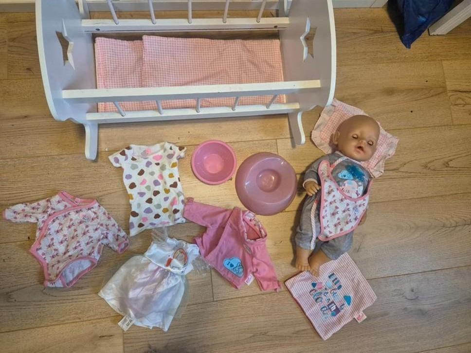 Baby Born pop met kleertjes en houten ledikant, Ophalen of Verzenden, Gebruikt, Babypop