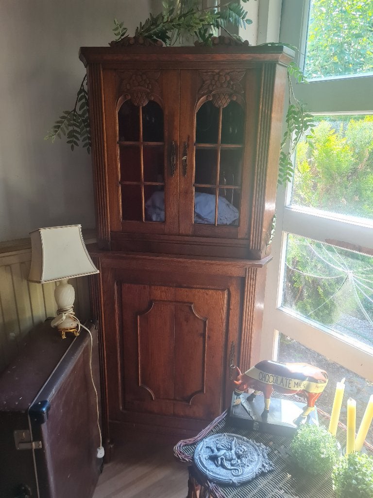 Vintage vol eiken hoekkastje, Ophalen, Heikant 21 Kaatsheuvel, Belle Vieille Brocante, Zo goed als nieuw