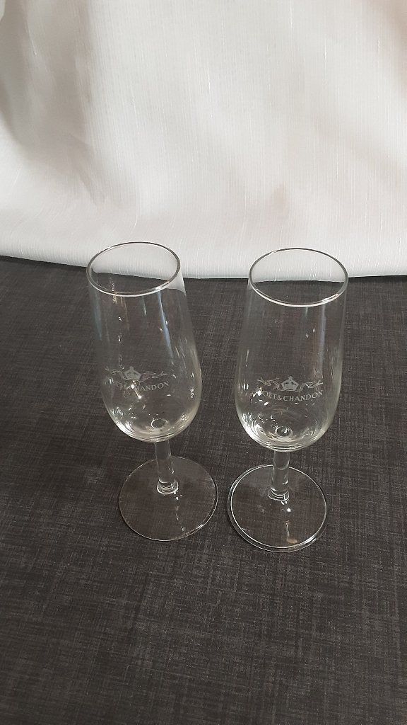 MOET & CHANDON glazen, tulpvorm, 16,5 cm hoog, 2 st., Ophalen of Verzenden, Zo goed als nieuw, Borrel- of Shotglas