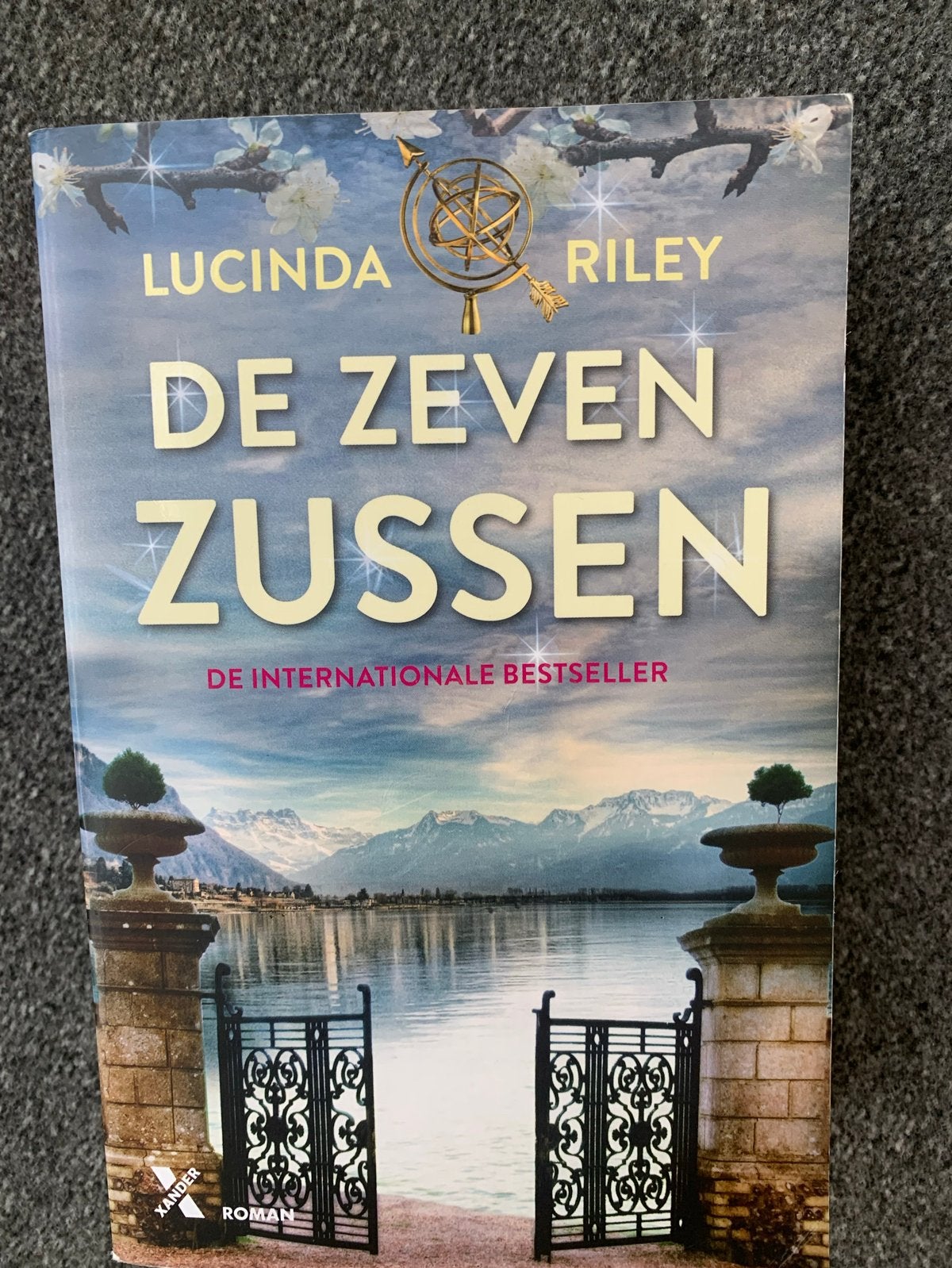 De Zeven Zussen - Lucinda Riley - Internationale Bestseller, Ophalen of Verzenden, Zo goed als nieuw, Nederland