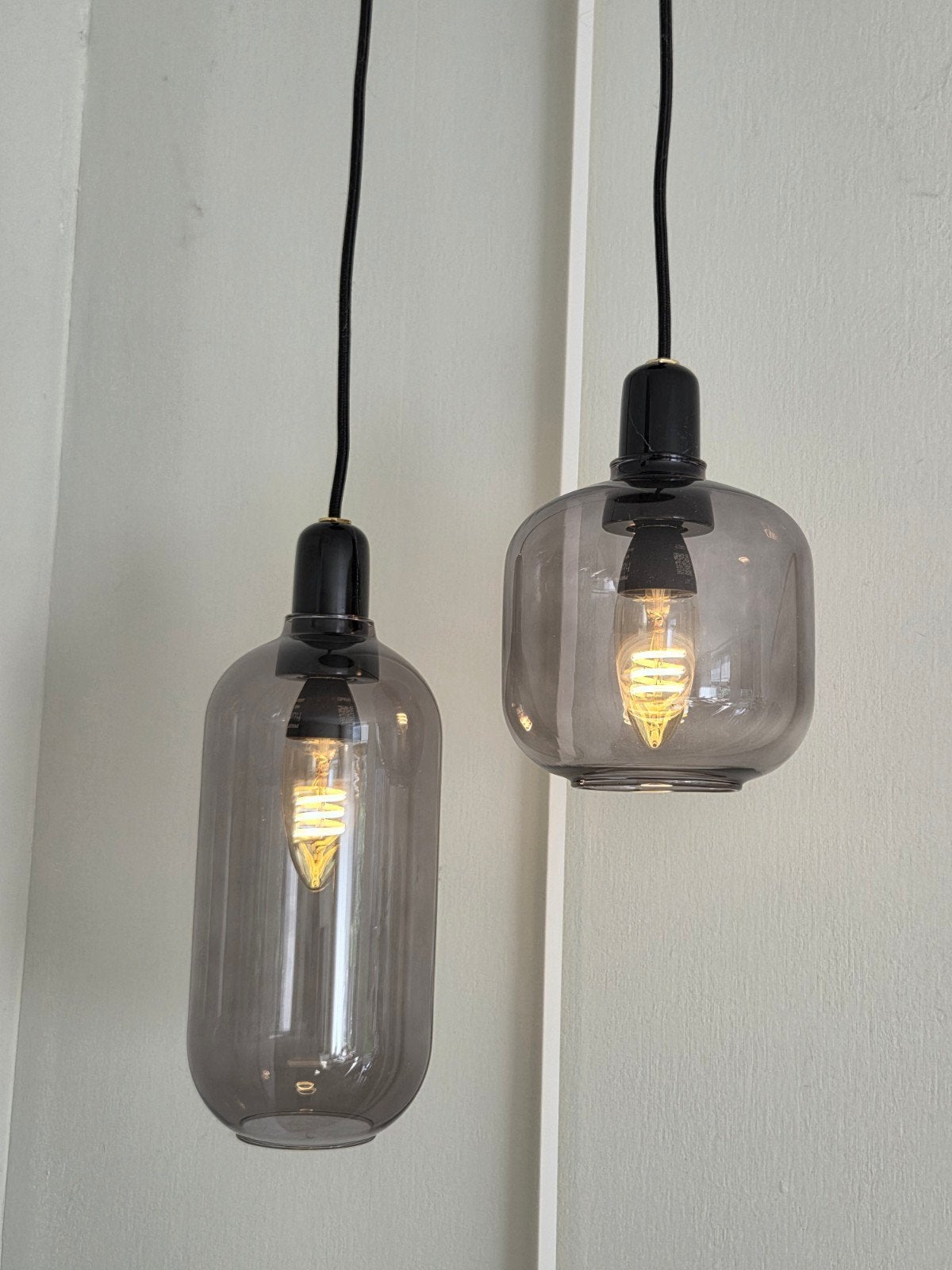2x Amp Normann Copenhagen met rookglas en plafondplaat, Ophalen, Zo goed als nieuw, Glas, E14 (klein)