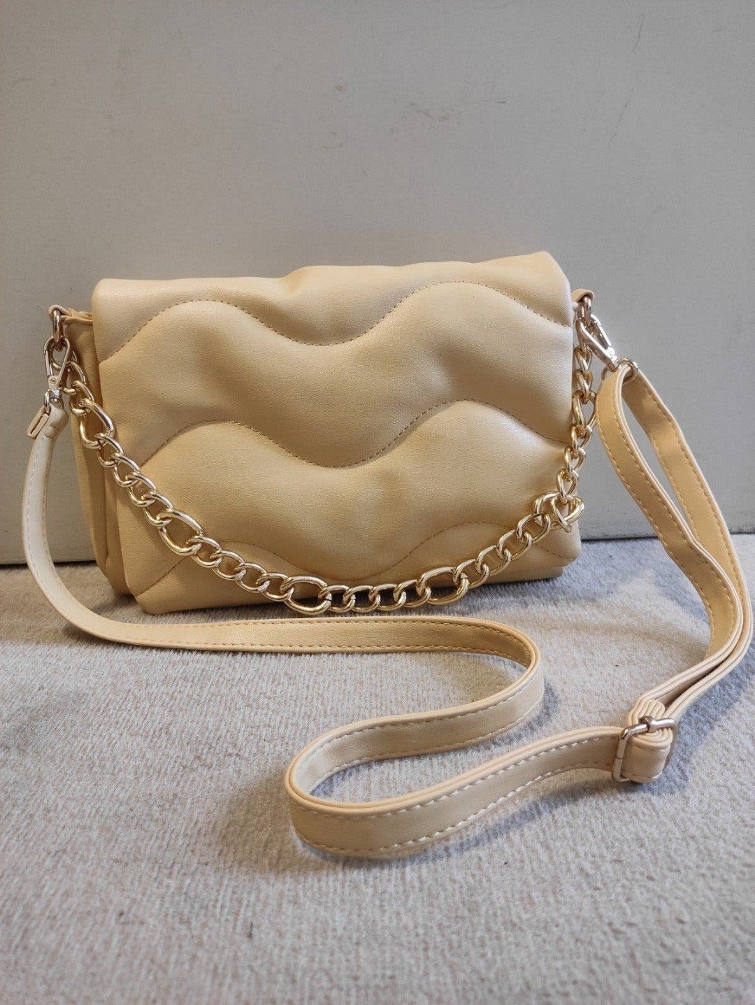 een tas de kleur is geel, Sieraden, Tassen en Uiterlijk, Ophalen, Zo goed als nieuw, Geel, Handtas