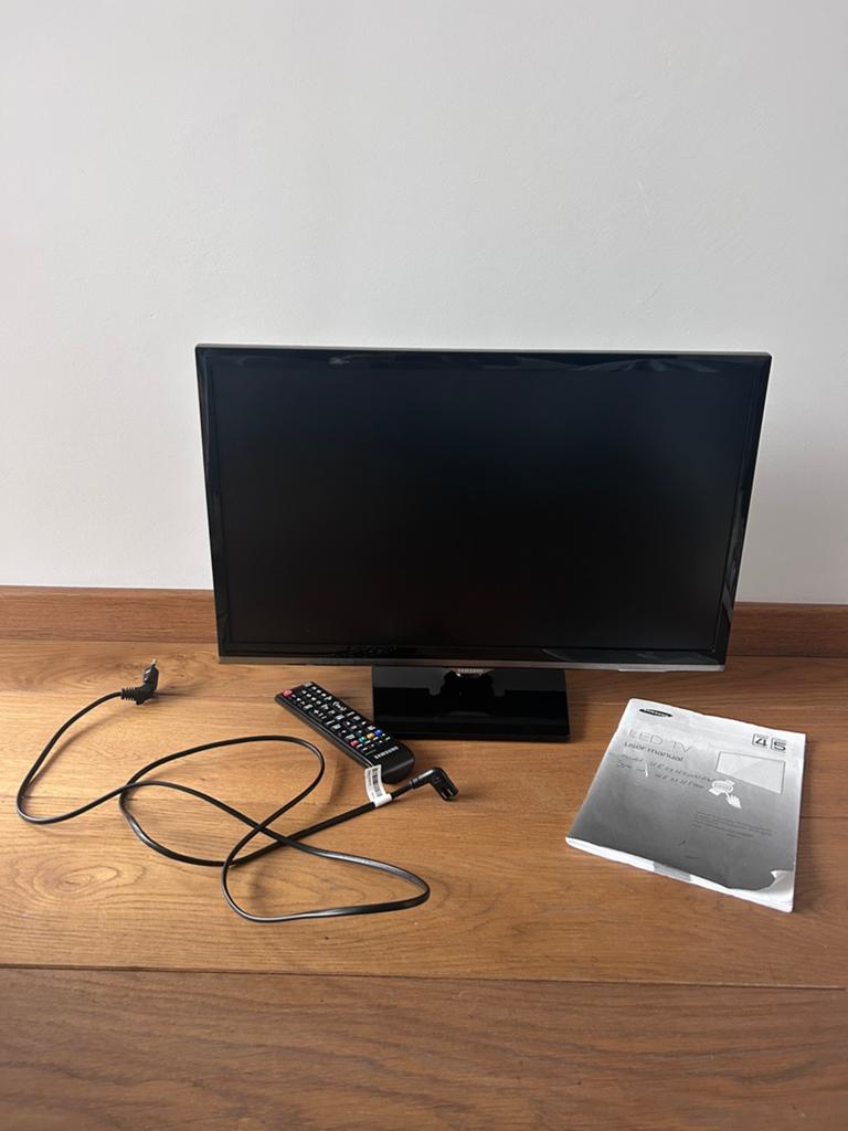 Samsung led tv 22 inch model UE22H5000AW, Ophalen, 50 Hz, Samsung, 40 tot 60 cm