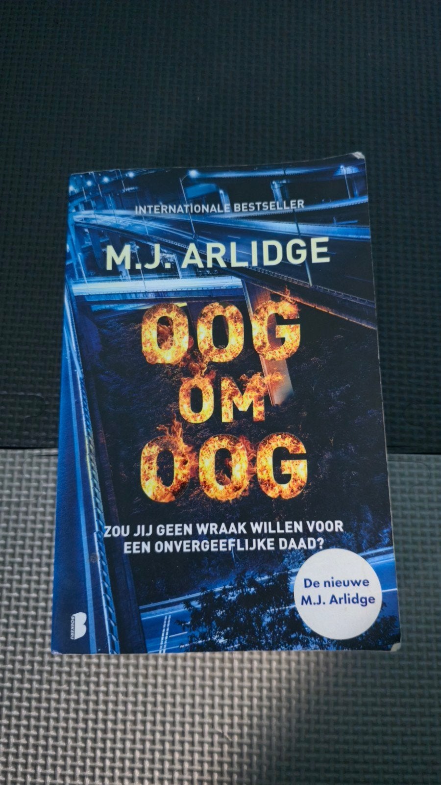 Oog om Oog M.J. Arlidge, Ophalen of Verzenden, Zo goed als nieuw, M.J. Arlidge, Nederland