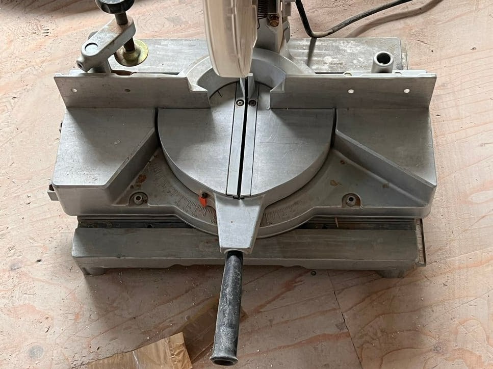 Hitachi c12fa afkortzaag met zaagblad en tafel, Ophalen, Zo goed als nieuw, Afkortzaag, 30 tot 70 mm