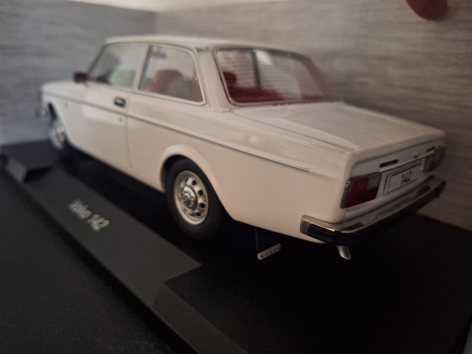 Volvo 142 Schaal 1:18, Hobby en Vrije tijd, Overige merken, MCG, Nieuw, Ophalen of Verzenden