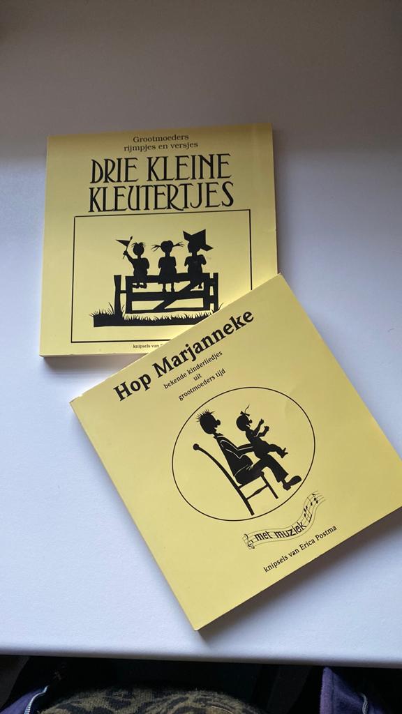 2x Grootmoeders Rijmpjes & Liedjes: Drie Kleine Kleutertjes, Gelezen, Jongen of Meisje, Ophalen of Verzenden, Voorleesboek