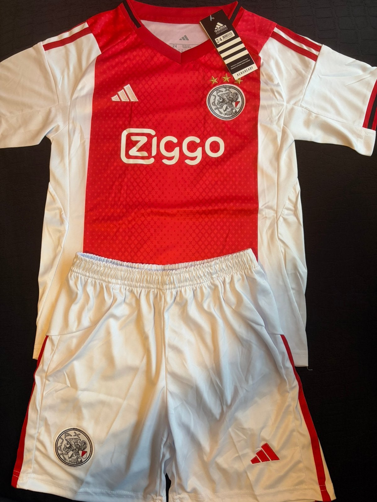 Te koop laatste Ajax tenues, Sport en Fitness, Voetbal, Maat XS of kleiner, Ophalen of Verzenden, Nieuw, Set