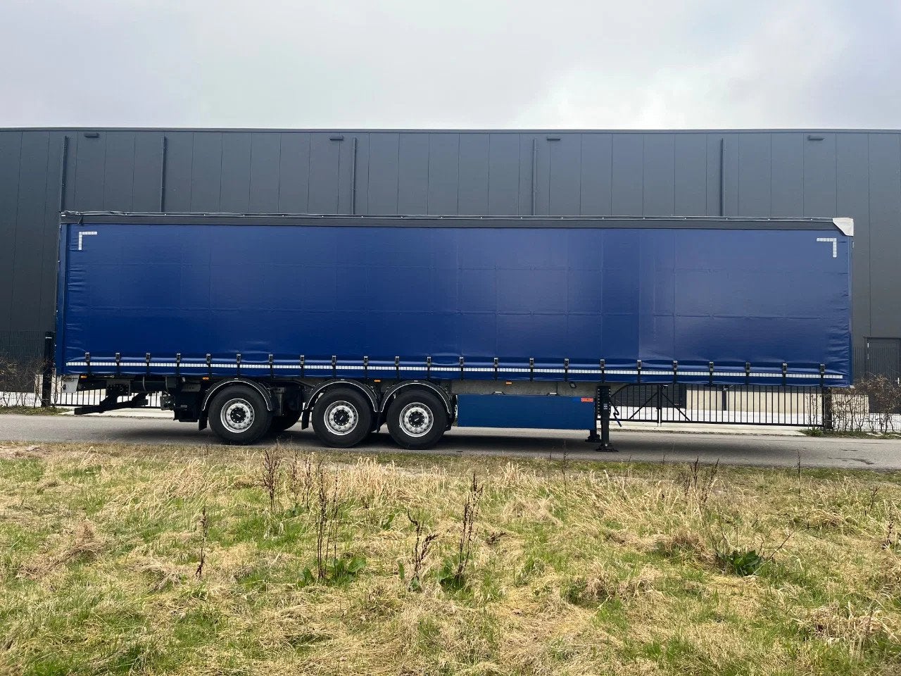 Sterk ST3- L.Z.V. -2x lift -stuuras- 7700km - demo, Auto's, Vrachtwagens, Blauw, Overige brandstoffen, LED verlichting, Origineel Nederlands