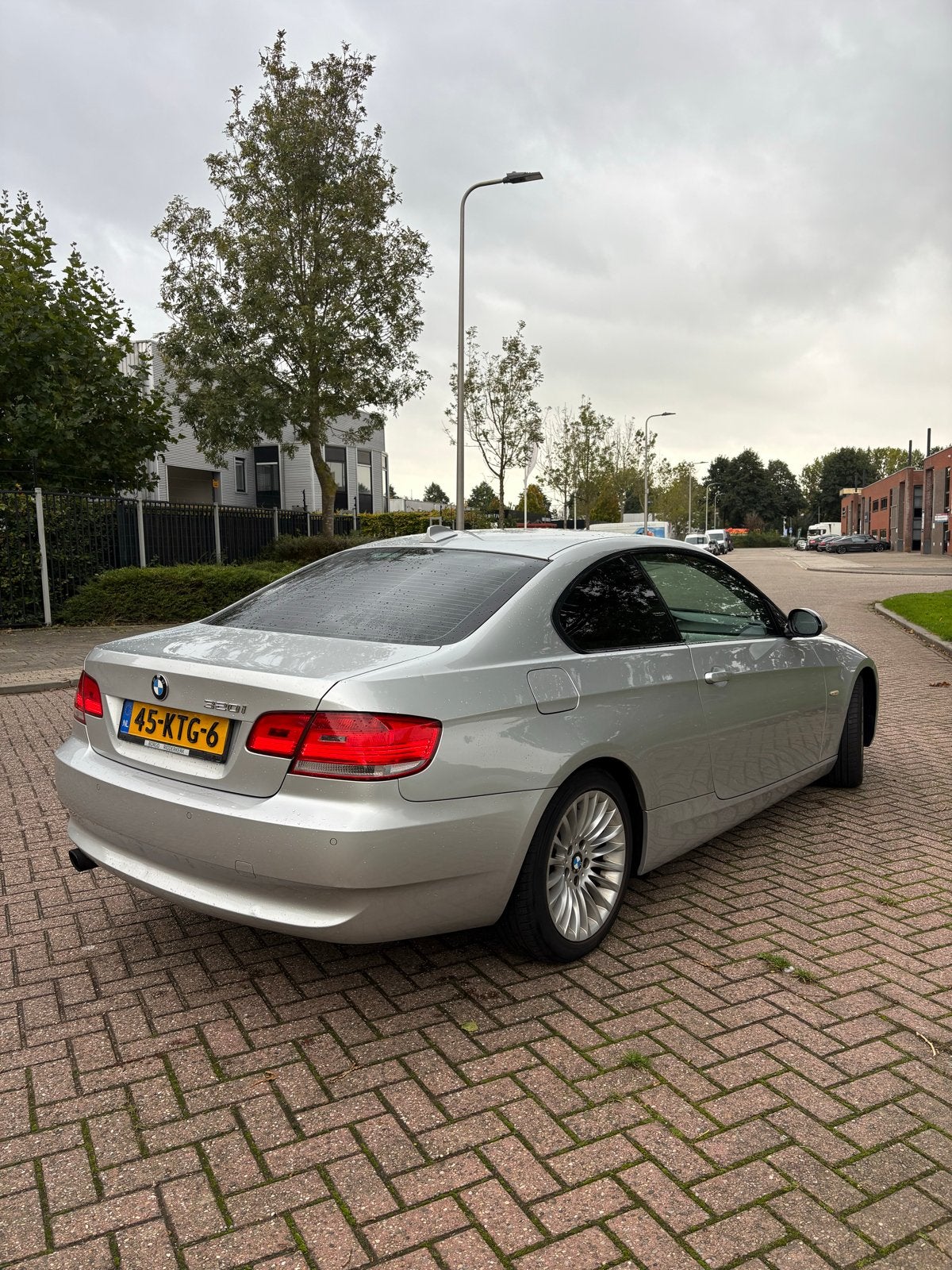 BMW 3-Serie 2.0 I 120KW 2010 Grijs, Achterwielaandrijving, 1995 cc, Zwart, 4 cilinders