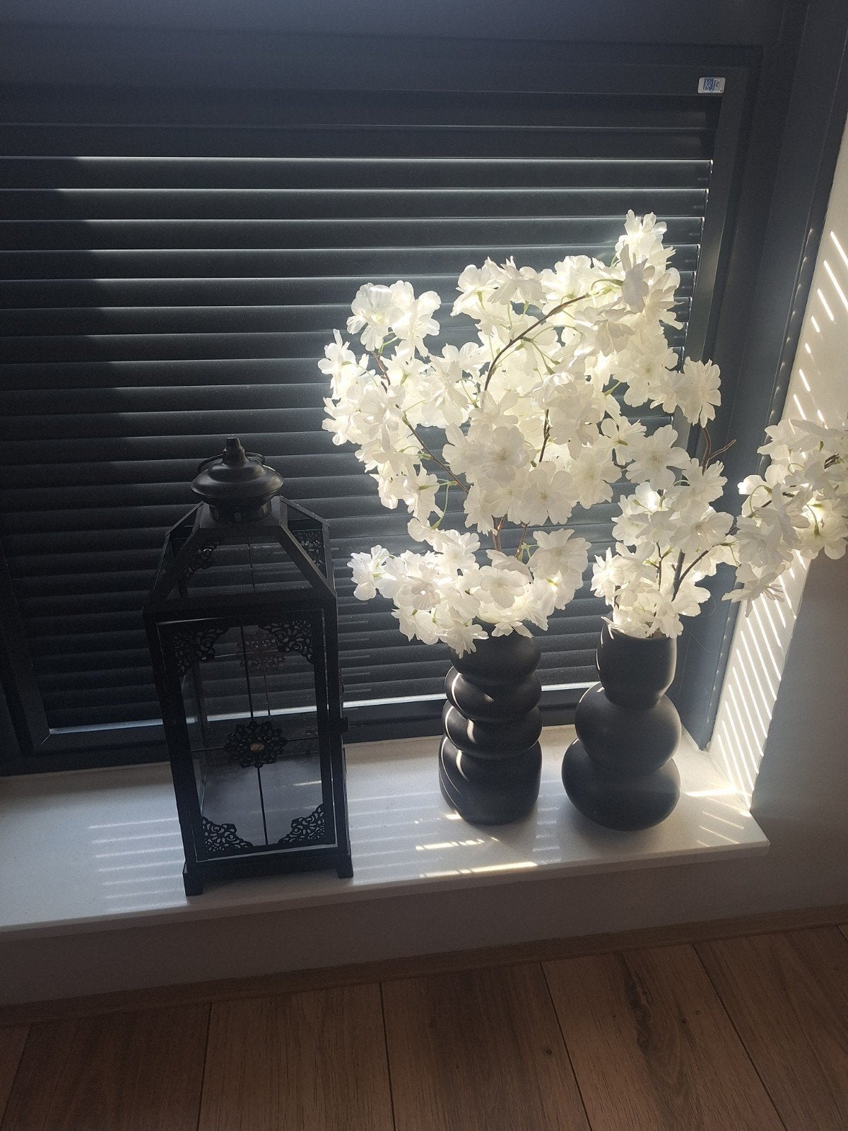 Lantaarn windlicht met 2 vazen en kunstbloemen, Ophalen, Zwart, Inclusief decoratie, Zo goed als nieuw