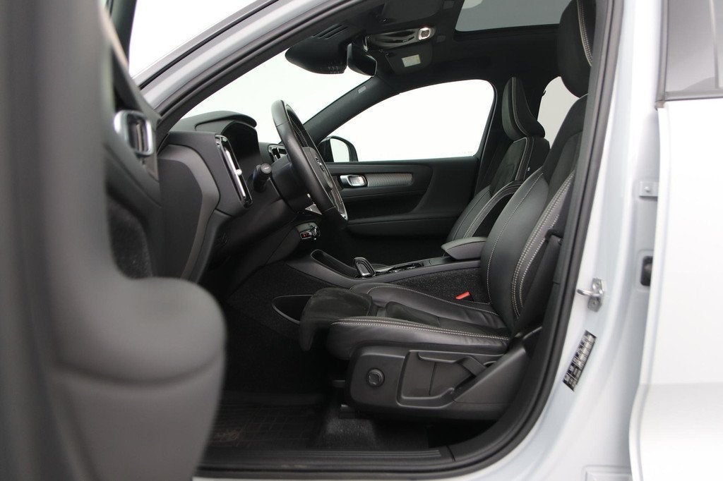Volvo XC40 T3 R-Design | Trekhaak | Panoramadak | ACC | 360, Gebruikt, Euro 6, 163 pk, Origineel Nederlands