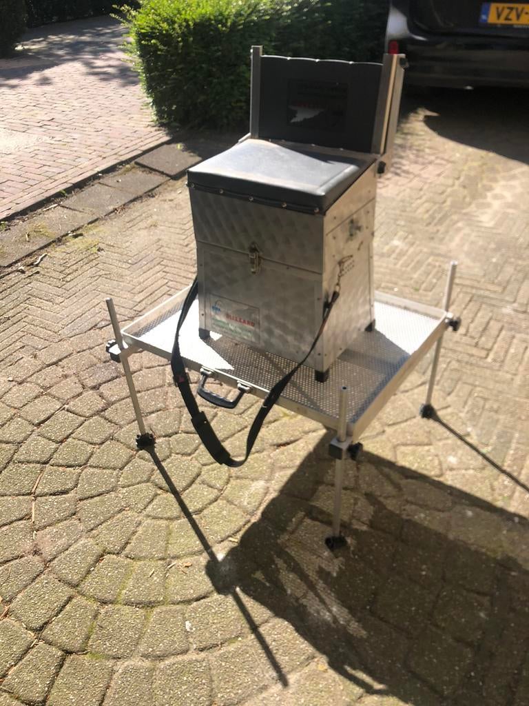 Een rijk gevulde viskoffer, Watersport en Boten, Hengelsport | Algemeen, Ophalen of Verzenden, Gebruikt, Koffer of Tas