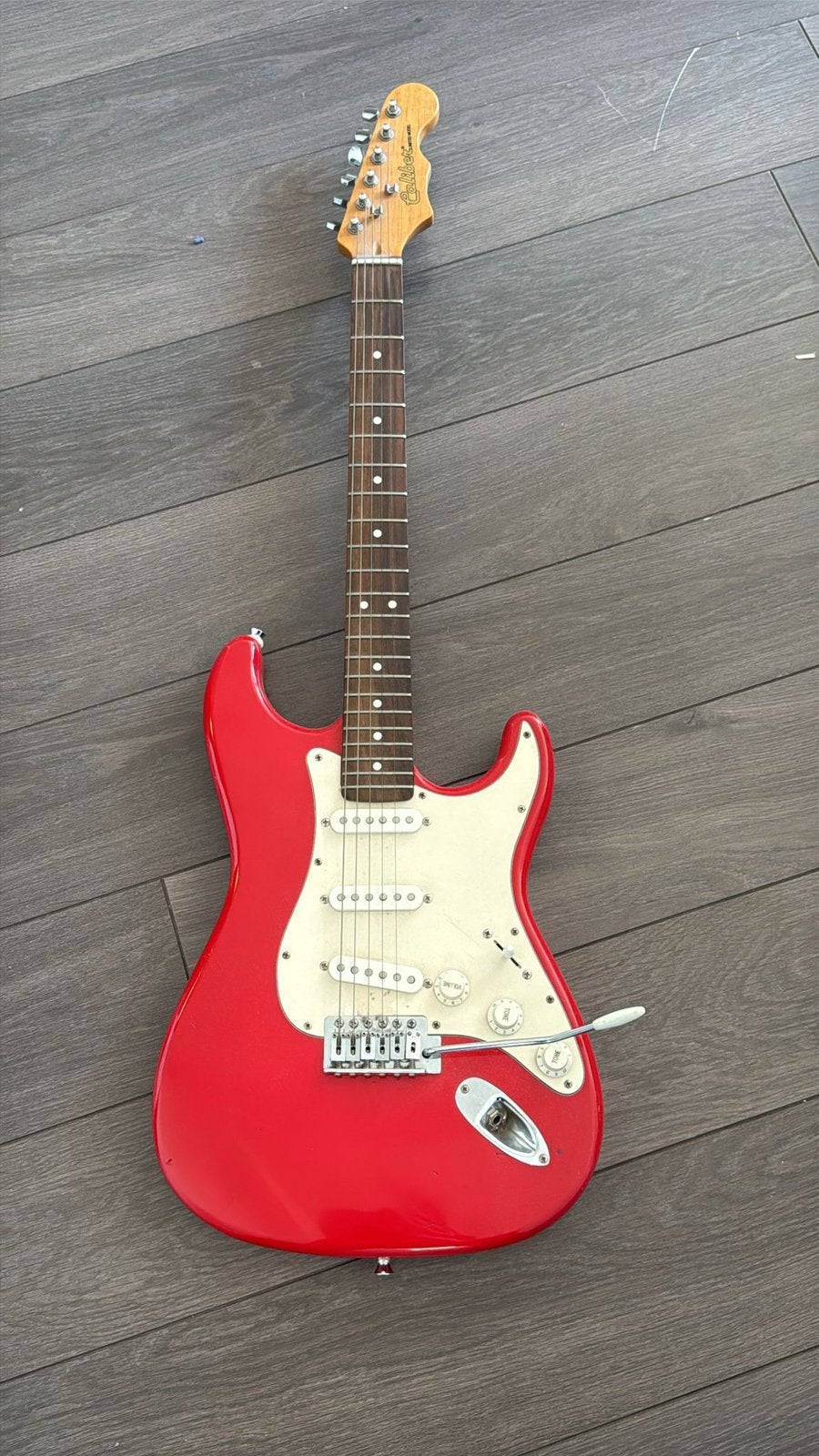 Mooie rode gitaar - Caliber Limited Model, Ophalen of Verzenden, Zo goed als nieuw, Solid body, Overige merken