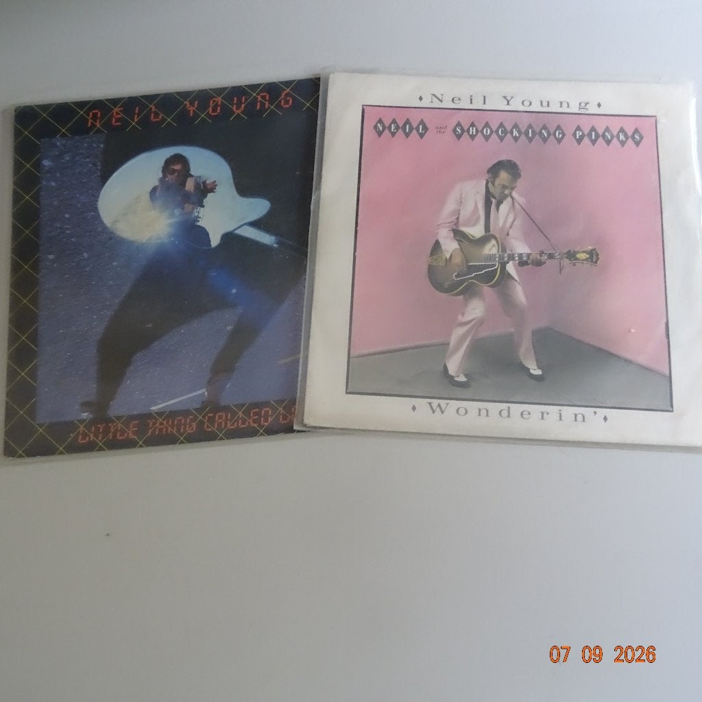 2 singles van Neil Young, Cd's en Dvd's, Gebruikt, Verzenden, 7 inch, Beschermende buitenhoes