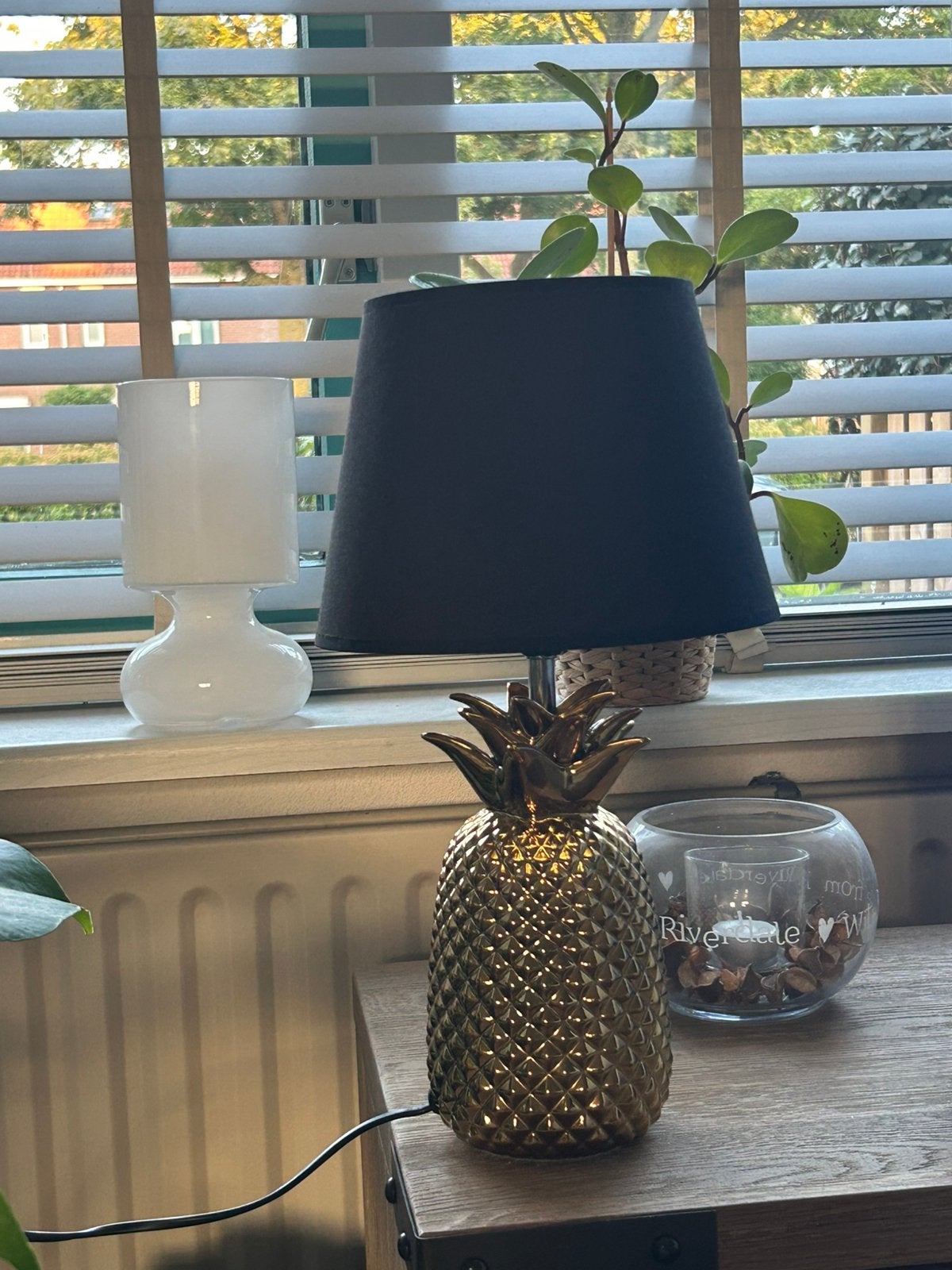 Te koop aangeboden leuke tafellamp, goudkleurige ananas, Ophalen of Verzenden, Zo goed als nieuw, Zwart, Tafellamp