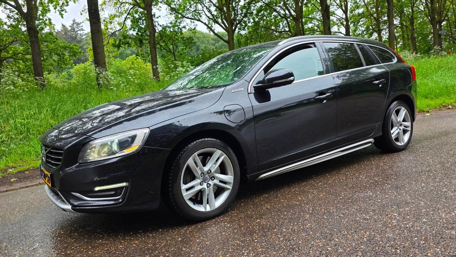 Volvo V60 2.4 D6 AWD Plug-In Hybrid Summum Full Options, Auto's, Volvo, Automaat, Zwart, Vierwielaandrijving, 11 kWh