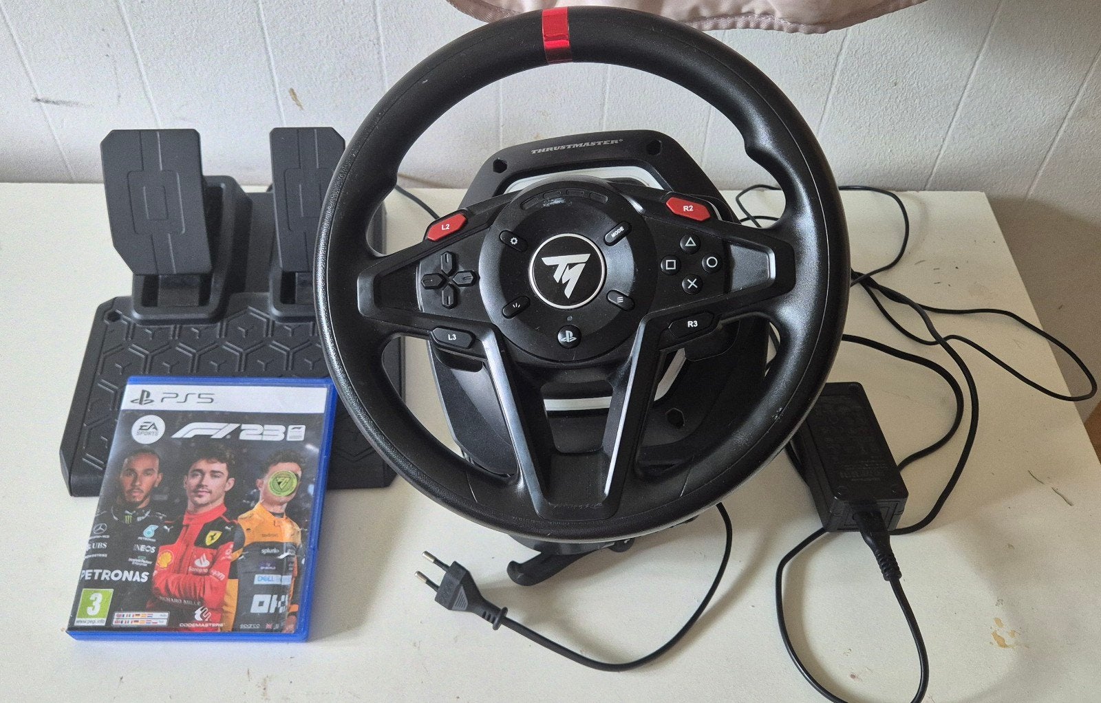 Thrustmaster race stuur / game stuur ps5 incl spel F1 23, Spelcomputers en Games, Ophalen of Verzenden, Gebruikt, Stuur of Pedalen