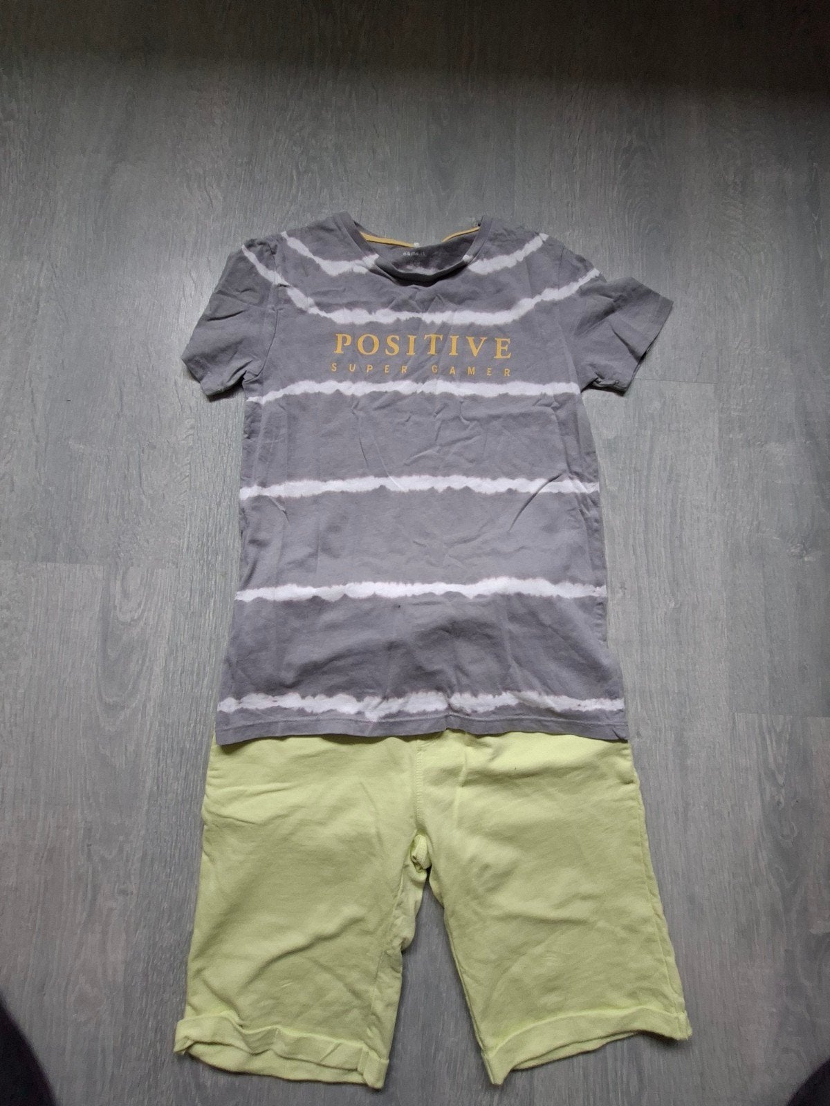 Zomerse set: grijs T-shirt en gele korte broek (maat 152), Kinderen en Baby's, Kinderkleding | Maat 146, Gebruikt, Ophalen of Verzenden