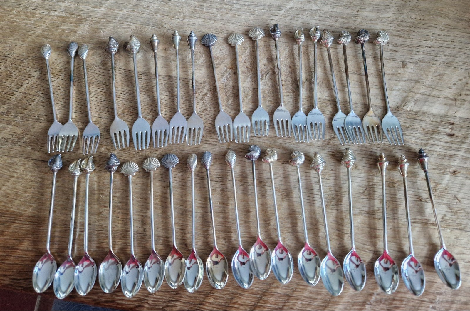 Verzilverde taartvorkjes en lepeltjes met schelpdecoratie, Verzenden