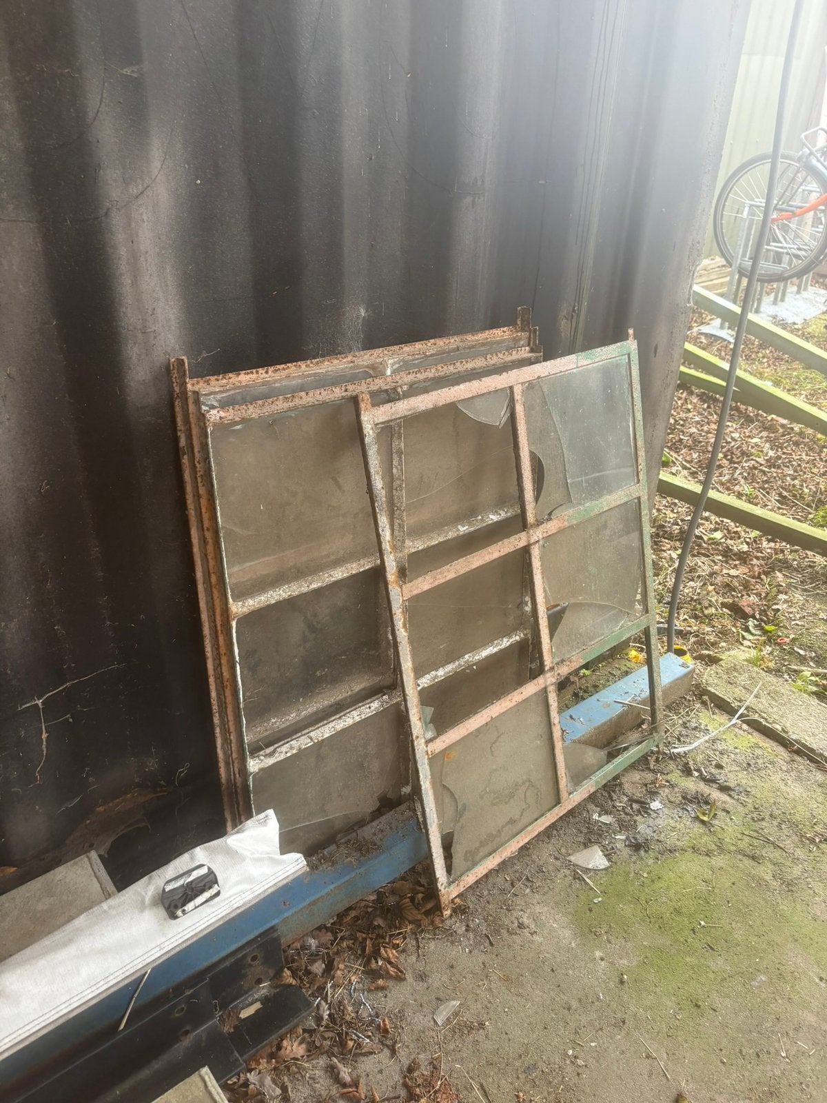 Oude metalen glas-in-lood raam – industrieel / vintage, Ophalen, Gebruikt, Gevelraam of Ruit, Minder dan 80 cm