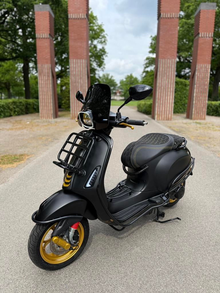 Vespa Sprint Full Options 2024 45KM Notte Touch of Gold, Ophalen, Overige modellen, Maximaal 45 km/u, Zo goed als nieuw