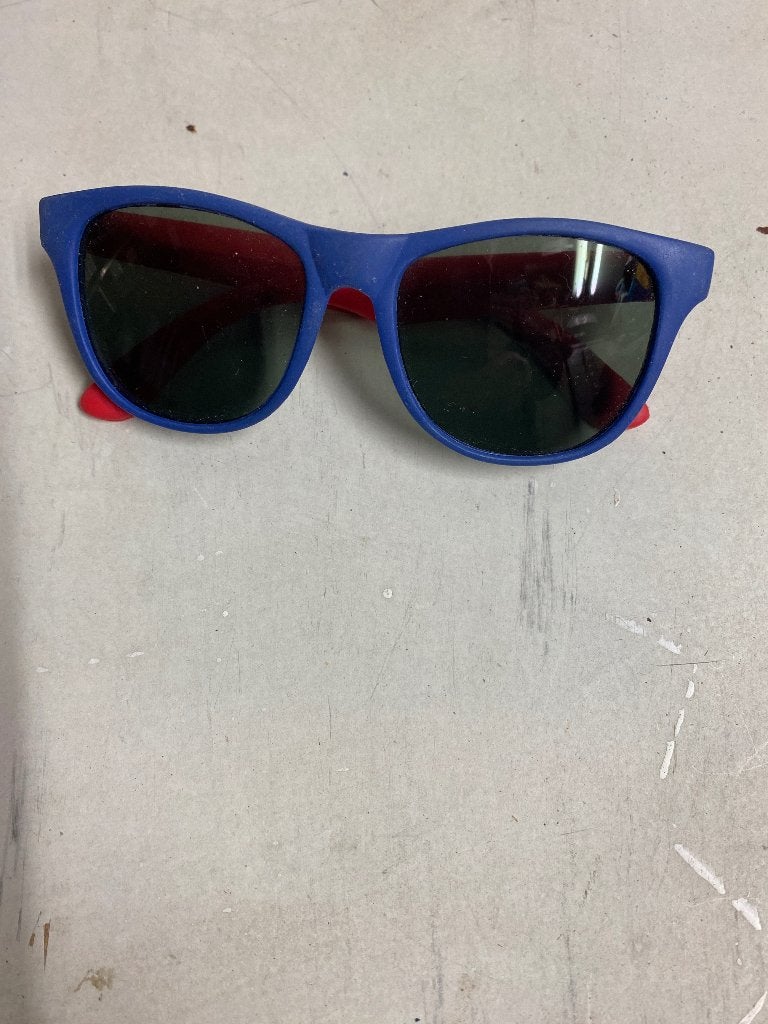 Blauwe zonnebril met rode pootjes, Kinderen en Baby's, Overige Kinderen en Baby's, Ophalen of Verzenden, Gebruikt