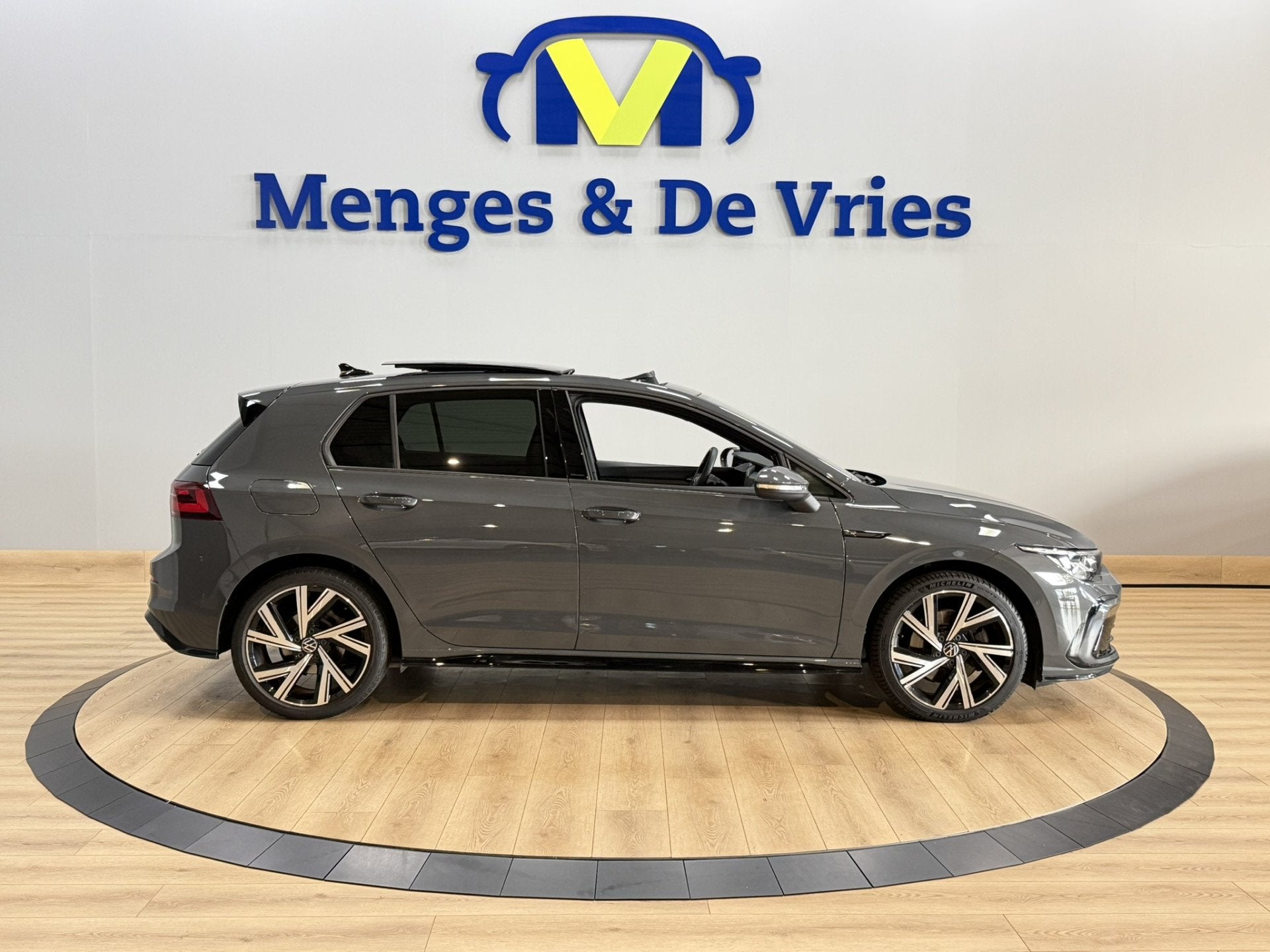 Volkswagen Golf 1.5 eTSI R-Line Business+ Panorama | Camera, 4 cilinders, Alcantara, Origineel Nederlands, Bedrijf